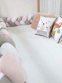 Imagen de CHICHONERA TRENZADA MONTESSORI: ROSA - BLANCO & GRIS CLARO