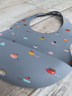 BABERO DE SILICONA CON ESTAMPAS: BARCOS - comprar online