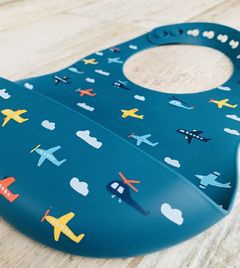 BABERO DE SILICONA CON ESTAMPAS: AVIONES - comprar online