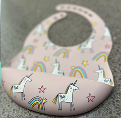 Imagen de BABERO DE SILICONA CON ESTAMPAS: UNICORNIOS