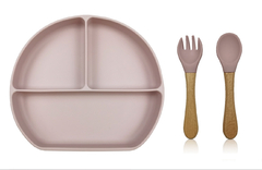 Imagen de PLATO TRIPLE CON SOPAPA ANTIDESLIZANTE + CUBIERTOS (COLOR ROSA)