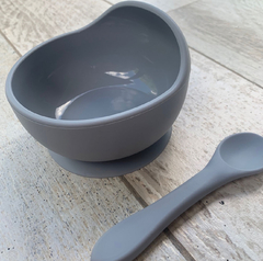 BOWL CON SOPAPA ANTIDESLIZANTE + CUCHARA (COLOR GRIS) - tienda online
