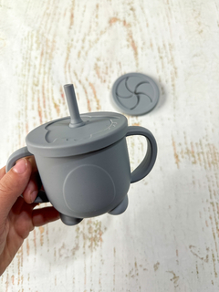 VASO DE APRENDIZAJE ANTIDERRAME + TAPA PARA SNACKS (COLOR GRIS) en internet