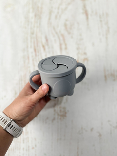 Imagen de VASO DE APRENDIZAJE ANTIDERRAME + TAPA PARA SNACKS (COLOR GRIS)