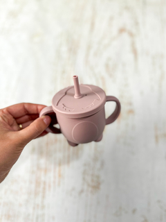 VASO DE APRENDIZAJE ANTIDERRAME + TAPA PARA SNACKS (COLOR ROSA) - Mamá Creativa