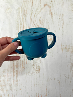 VASO DE APRENDIZAJE ANTIDERRAME + TAPA PARA SNACKS (COLOR AZUL) - Mamá Creativa