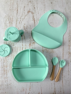 ¡COMENZAMOS A COMER! BABERO + PLATO TRIPLE CON SOPAPA ANTIDESLIZANTE + CUBIERTOS & VASO (COLOR A ELECCIÓN) - comprar online