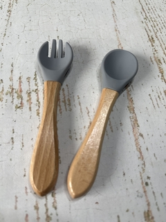 PLATO TRIPLE CON SOPAPA ANTIDESLIZANTE + CUBIERTOS (COLOR GRIS) - tienda online