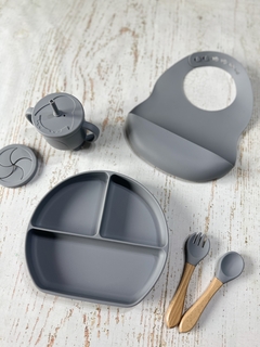 VASO DE APRENDIZAJE ANTIDERRAME + TAPA PARA SNACKS (COLOR GRIS)