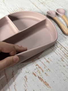 PLATO TRIPLE CON SOPAPA ANTIDESLIZANTE + CUBIERTOS (COLOR ROSA) - comprar online