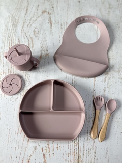 ¡COMENZAMOS A COMER! BABERO + PLATO TRIPLE CON SOPAPA ANTIDESLIZANTE + CUBIERTOS & VASO (COLOR A ELECCIÓN) - comprar online