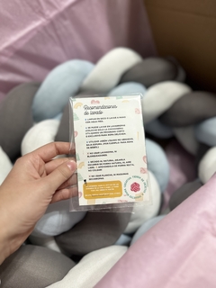 CHICHONERA TRENZADA MONTESSORI: CELESTE - BLANCO & GRIS OSCURO