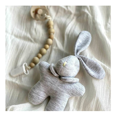 Baby conejito sonajero de apego - Mamá Creativa