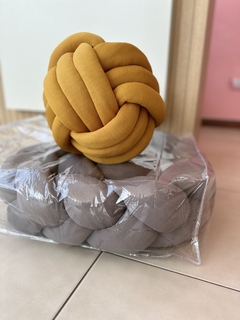 CHICHONERA TRENZADA MONTESSORI: GRIS OSCURO - Mamá Creativa