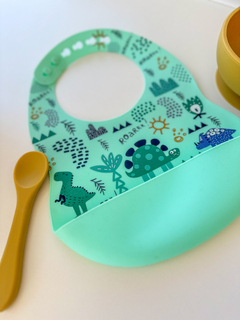BABERO DE SILICONA CON ESTAMPAS: DINOSAURIOS - comprar online
