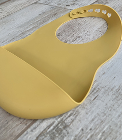 BABERO DE SILICONA MOSTAZA - comprar online