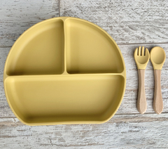 ¡COMENZAMOS A COMER! BABERO + PLATO TRIPLE CON SOPAPA ANTIDESLIZANTE + CUBIERTOS & VASO (COLOR A ELECCIÓN)