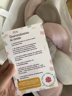 CHICHONERA TRENZADA MONTESSORI: ROSA - BLANCO & GRIS CLARO