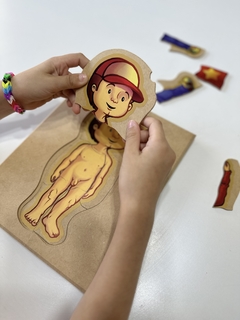 ROMPECABEZAS DE MADERA NENE O NENA MONTESSORI: "EL CUERPO HUMANO" (5 EN 1) - comprar online