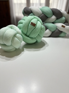 CHICHONERA TRENZADA MONTESSORI: AQUA -BLANCO & GRIS OSCURO - Mamá Creativa