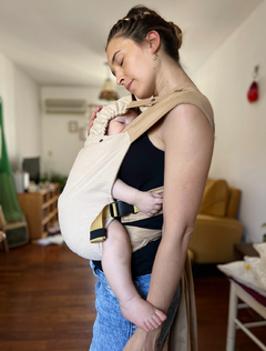 MOCHI ERGONÓMICA NOCTI ¡SUPER PRÁCTICA & CÓMODA! (desde los 5/6 meses en adelante) - Mamá Creativa
