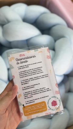 CHICHONERA TRENZADA MONTESSORI: CELESTE PASTEL - comprar online