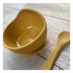 BOWL CON SOPAPA ANTIDESLIZANTE + CUCHARA (COLOR MOSTAZA)