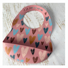 BABERO DE SILICONA CON ESTAMPAS: CORAZONES - comprar online
