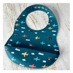 BABERO DE SILICONA CON ESTAMPAS: AVIONES