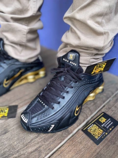 NIKE SHOX R4 4 MOLAS - PRETO/DOURADO - comprar online