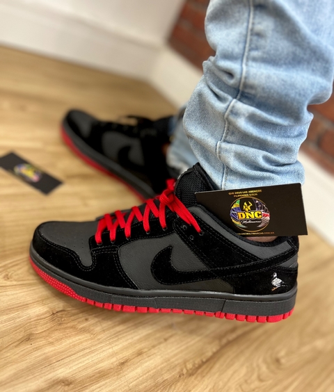 TÊNIS NIKE - SB DUNK LOW - PRETO/VERMELHO- EDIÇÃO LIMITADA