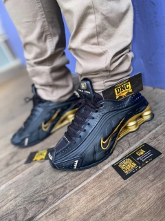 NIKE SHOX R4 4 MOLAS - PRETO/DOURADO