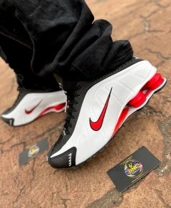 NIKE SHOX R4 4 MOLAS -BRANCO/PRETO/VERMELHO