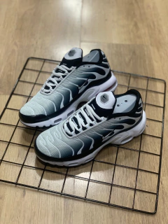 NIKE- AIR MAX TN PLUS-METALLIC COOL GREY - comprar online