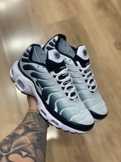 NIKE- AIR MAX TN PLUS-METALLIC COOL GREY