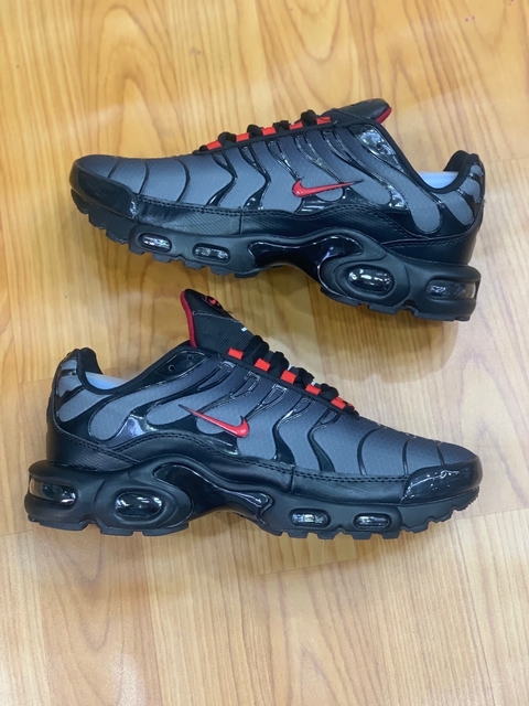 NIKE- AIR MAX TN PLUS - PRETO/CINZA/VERMELHO