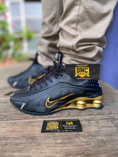 NIKE SHOX R4 4 MOLAS - PRETO/DOURADO na internet
