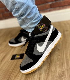 TÊNIS NIKE - SB DUNK LOW - PRETO/BRANCO/CINZA