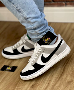 Imagem do TÊNIS NIKE - SB DUNK LOW - CINZA/BRANCO/PRETO