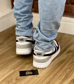 TÊNIS NIKE - SB DUNK LOW - CINZA/BRANCO/PRETO - DNC Multimarcas