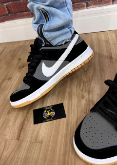 TÊNIS NIKE - SB DUNK LOW - PRETO/BRANCO/CINZA na internet