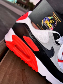 NIKE AIR MAX 90 - BRANCO/PRETO/LARANJA - DNC Multimarcas