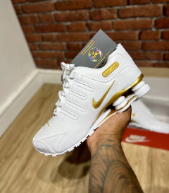 NIKE SHOX NZ 4 MOLAS - BRANCO/DOURADO na internet