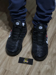 NIKE- AIR MAX TN PLUS - MULTI SWOOSH BLACK - comprar online