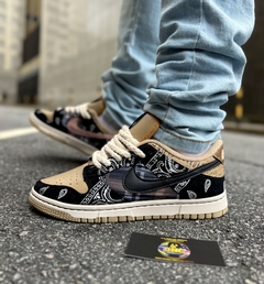 TÊNIS NIKE - SB DUNK LOW -MARROM/PRETO-TRAVIS SCOTT- EXCLUSIVO - loja online