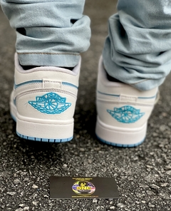 TÊNIS NIKE -AIR JORDAN 1 LOW -AZUL/BRANCO - DNC Multimarcas