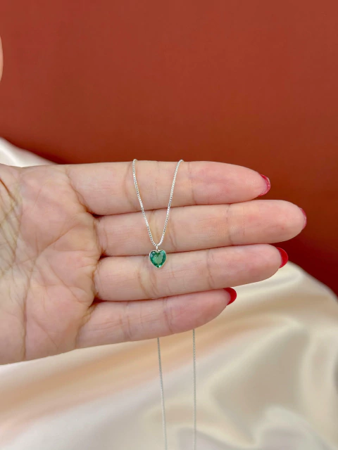 Colar Coração de Luz Verde Esmeralda