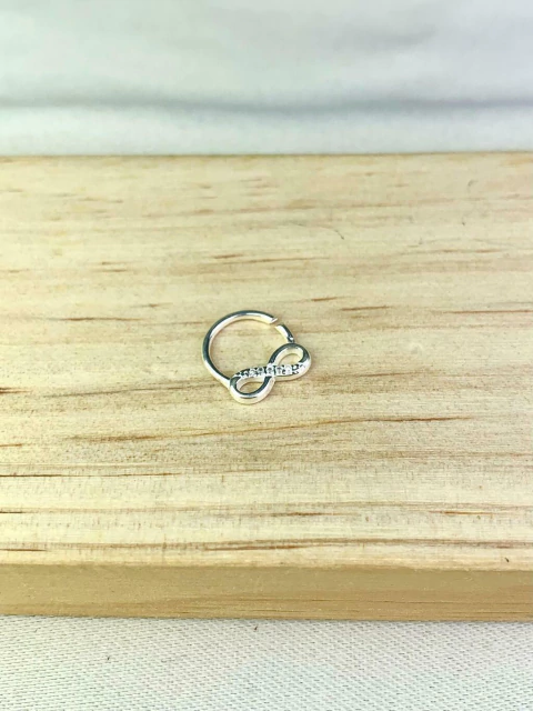 Piercing Infinito Meio Cravejada