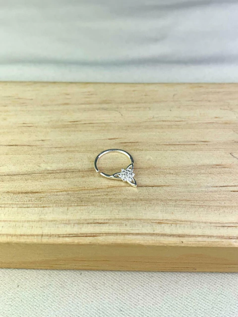 Piercing Flor de Três Pontas