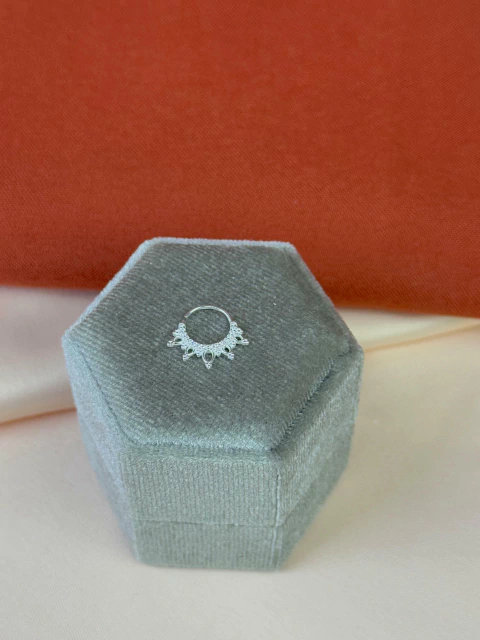 Piercing Argola Pirâmides Cravejado